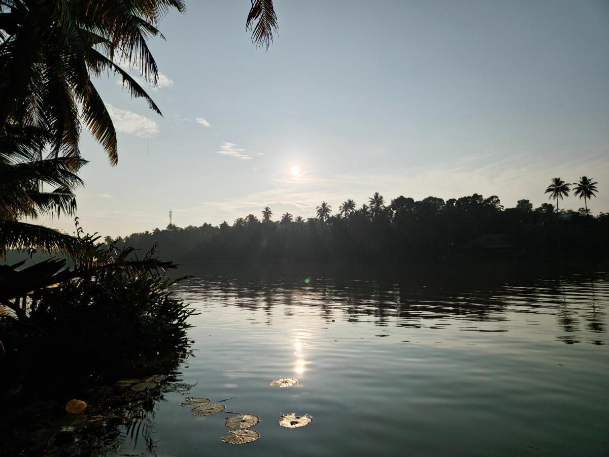 Islandstay-A Riverside Property Коллам Экстерьер фото