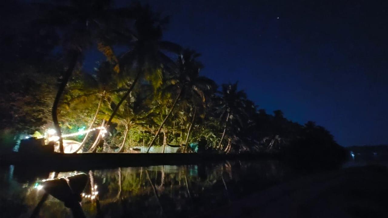 Islandstay-A Riverside Property Коллам Экстерьер фото